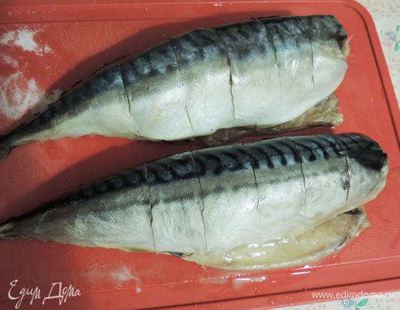Нам понадобится свежая или предварительно размороженная скумбрия. Рыбу моем, удаляем голову и внутренности. Тушки натираем солью и приправой для рыбы внутри и снаружи. Отправляем в прохладное место мариноваться 20-30 минут.