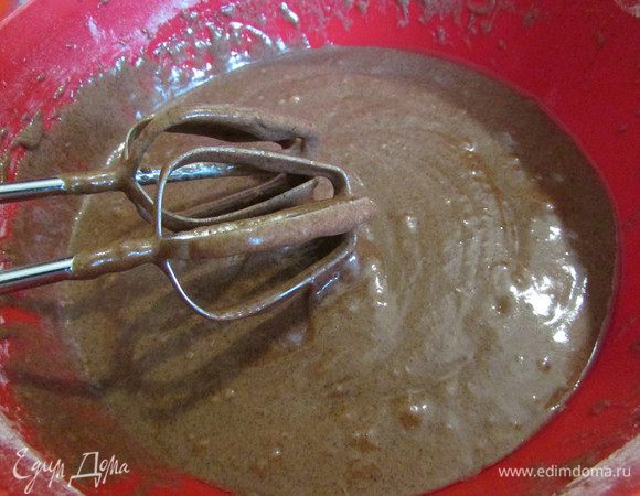 Массу хорошо перемешать с помощью миксера.