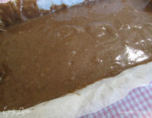 Форму для кекса застелить пекарской бумагой. Тесто вылить в форму.