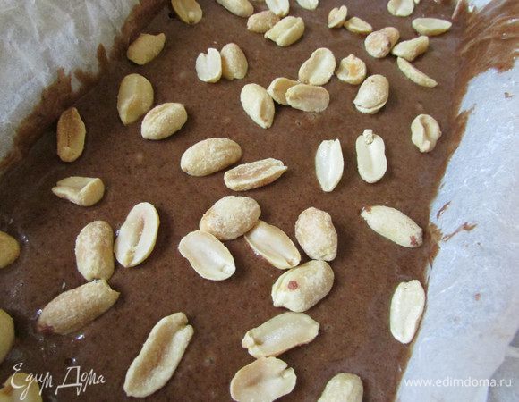 Сверху посыпать орехи. Отправить в разогретую духовку (180 градусов) на 40 минут (я выпекала по времени чуть больше), выпекать до сухой лучинки.