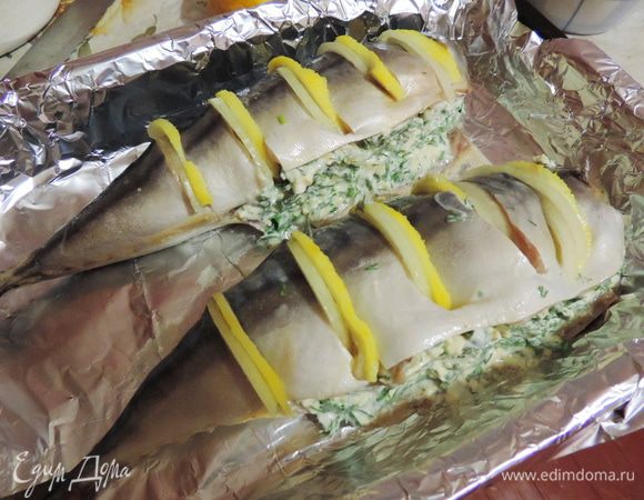В брюшко рыбы закладываем приготовленную начинку. По желанию сверху рыбку можно смазать сметаной и посыпать приправой. Я этого не сделала - вылетело из головы, так как я очень торопилась.