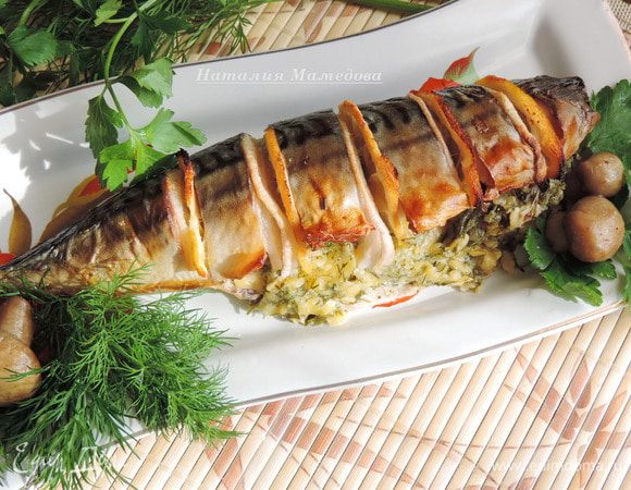 Противень я застилаю фольгой. Запекаем в разогретой до 200 градусов духовке примерно 25 минут до красивого золотистого цвета.