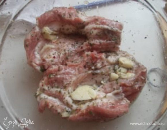 Замариновать мясо. Оставить, пока не подготовим все остальное.