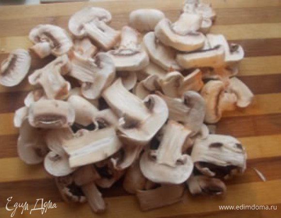 Пока почистим грибы и порежем пластинками. Поставим сковороду на огонь, нальем немного масла, нагреем.