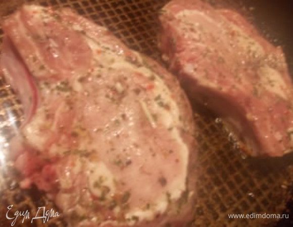 В разогретой сковороде обжарим корейку с обеих сторон до золотистого цвета.