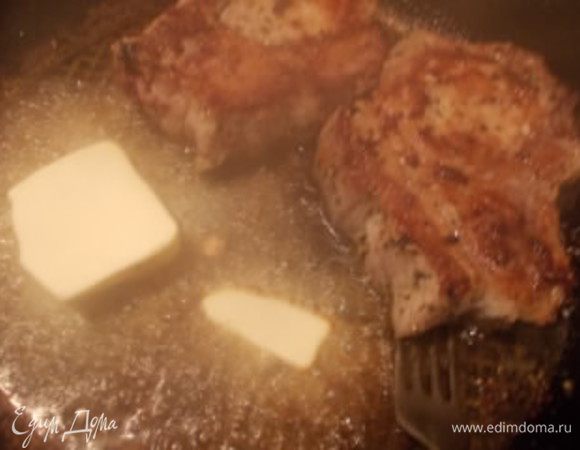 Затем отправим туда немного сливочного масла.