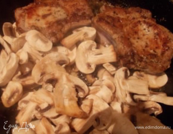 Отправить к мясу грибы, посолить и приправить куркумой для цвета. Накрыть крышкой и протушить минуты 4-5, иногда помешивая. Можно подавать с любыми овощами, картофельным пюре, или как я, с гречневой кашей. Приятного аппетита!