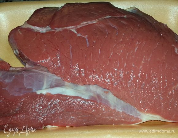 Берем кусок свежего мяса. Даже не знаю, как называется эта часть. 

Если нужно, то моем под проточной холодной водой и обсушиваем. Я покупаю в проверенном месте, поэтому не мою.