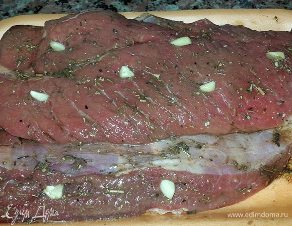 Натираем солью, перцем, сушеным базиликом, оливковым маслом и бальзамико. Делаем небольшие отверстия кончиком ножа и шпигуем мясо чесноком.