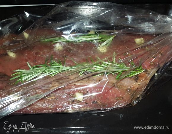 Вот тут я упустила важный момент. Нужно было быстро обжарить мясо со всех сторон до румяной корочки, а уже потом закладывать в рукав, я замоталась и забыла это сделать... Ну ничего.

Выкладываем мясо в рукав для запекания, добавляя веточки розмарина, закрываем его, прокалываем в паре мест для выхода пара зубочисткой, выкладываем на противень и отправляем в разогретую до 180 градусов духовку на 1 час 20 минут.

