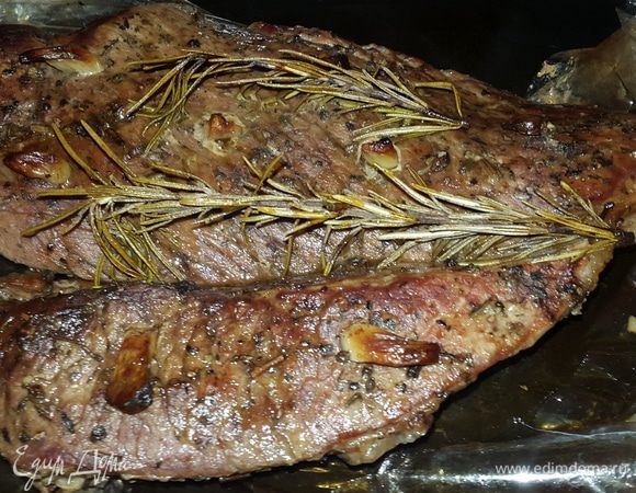 Вынимаем мясо, вскрываем рукав и поливаем соком, который образовался.