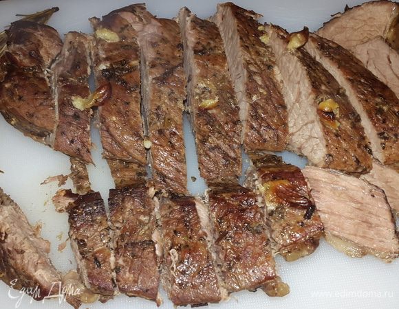 Режем и подаем с горчицей и овощами. Приятного аппетита!