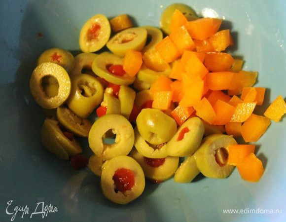 Оливки нарезать кружочками, помидор и перец кубиками (оливки у меня были фаршированные перцем).