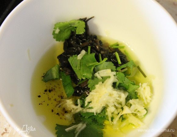 Для заправки кинзу и базилик мелко нарезать, смешать с маслом, солью, перцем и чесноком, пропущенным через пресс.