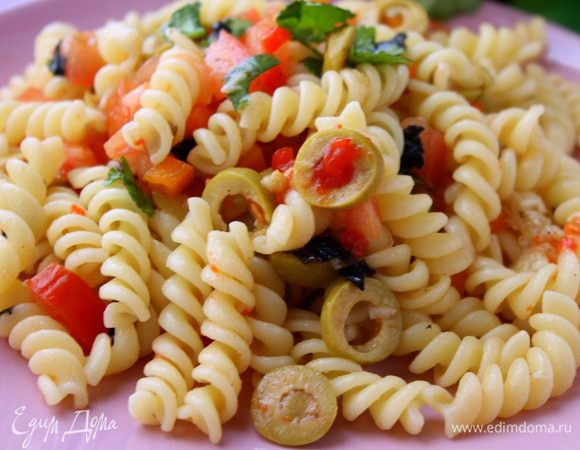 Остывшую пасту сложить в салатник, добавить к ней овощи, заправку и аккуратно все перемешать. Подавать салат, предварительно остудив его в холодильнике. Приятного аппетита!