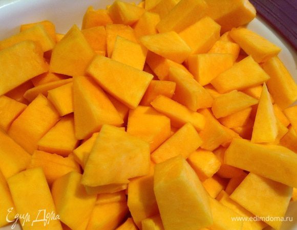 Тыкву нарезать кубиками.