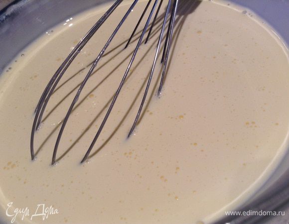 Смешать сливки, яйца и добавить соль. Залить тыкву этой смесью.