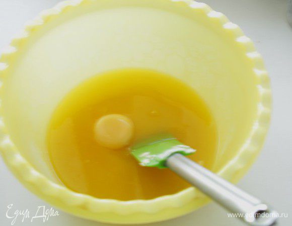 Масло растопить и смешать с сахаром, добавить по одному яйца.