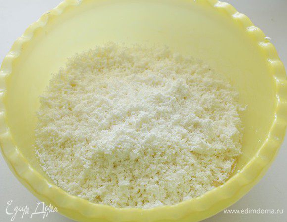  Туда же протереть творог через сито, добавить ванильный сахар.