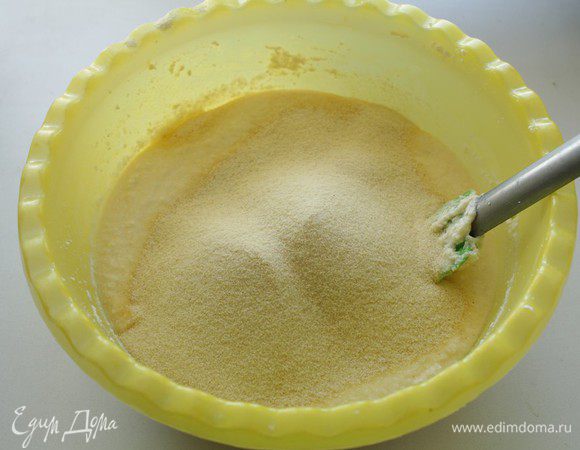 Манную крупу смешать с разрыхлителем и добавить к творожной массе.