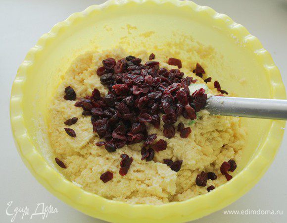 Добавить клюкву и еще раз перемешать.