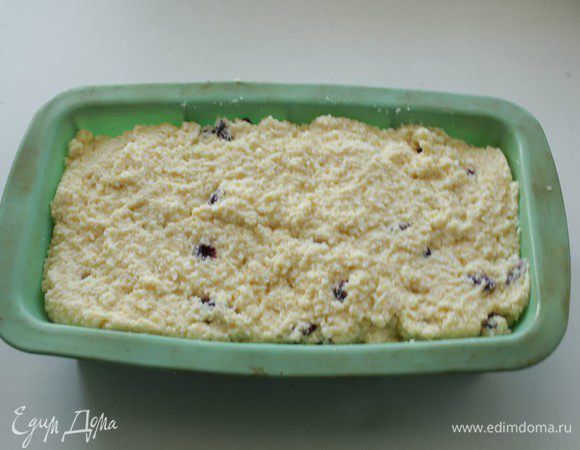 Форму смазать маслом, выложить тесто и выпекать при 180С 40-45 минут.