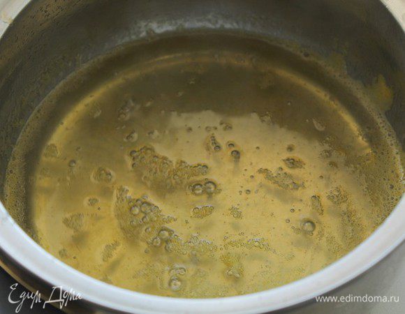 В это время смешать сахар с соком одного апельсина и, добавив 50 мл воды,  поставить на огонь. Довести до кипения и кипятить около 3 минут.