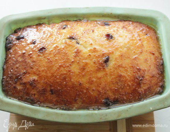 Готовую выпечку сразу пропитать сиропом и оставить охлаждаться.
Затем вынуть кекс из формы.