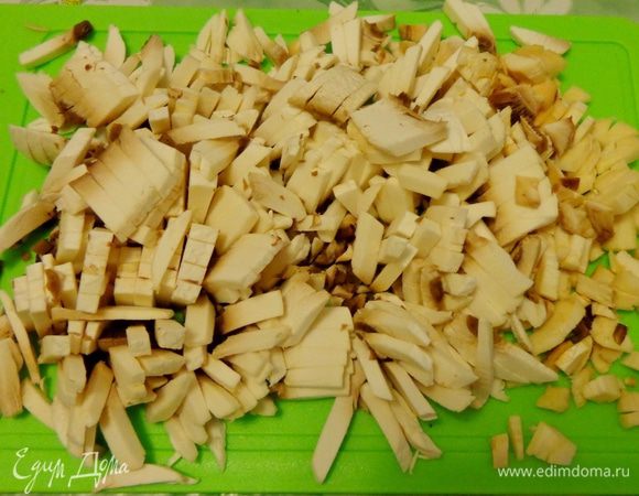 Добавить грибы и немного протушить. Посолить и поперчить по вкусу. При желании добавить какие-то любимые травки.