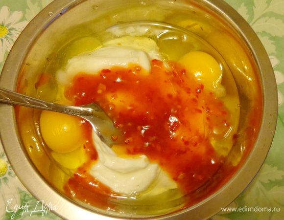 И вот пришло время заливки! 300 г крем-сыра смешать с 3 яйцами, измельченным чесноком, рубленой зеленью и сметаной. Посолить по вкусу. Для остроты положить какой-нибудь соус-чили.