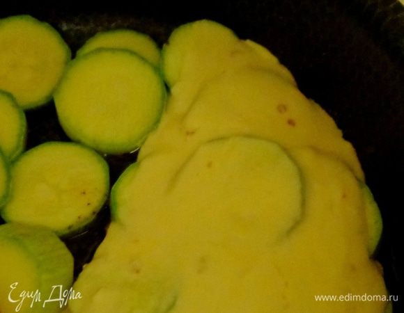 Вылить половину заливки на кабачки.