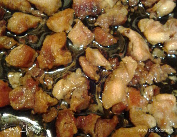 С окорочка снять мясо, порезать кусочками и обжарить на сковороде до готовности, соль и перец по вкусу.