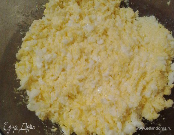 Одновременно отварить яйца. Натереть на терке или размять их вилкой.