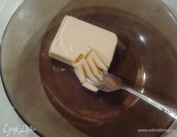 Плавленый сырок размять вилкой (или потереть на терке).