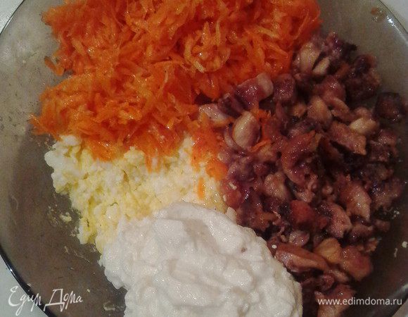 Смешать обжаренный окорочек с яичной смесью, морковкой, майонезом. По желанию добавить пару зубчиков чеснока, пропущенного через пресс.