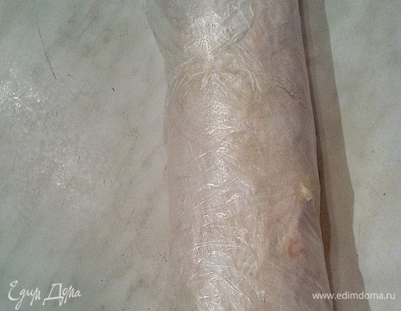 Добавить рубленый укроп (у меня зелёный лук). Полученной смесью смазать лаваш, свернуть в рулет, обернуть пищевой пленкой для быстрой пропитки на 30 минут.