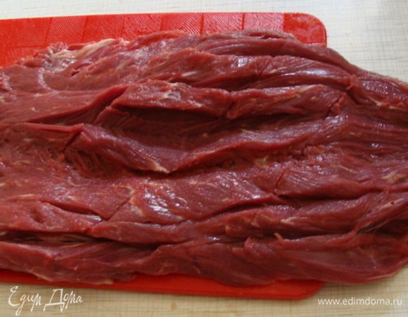 Если вырезка крупная, а отбить хочется потоньше, то нужно сделать побольше надрезов вдоль и еще несколько наискось.