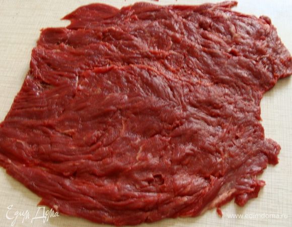 Тогда вырезку очень легко отбить до нужного состояния.
В оригинальном рецепте ее отбивали не сильно. Но тут на любителя, у меня получился тоненький пласт, он быстрее готовится и становится, естественно, нежнее.