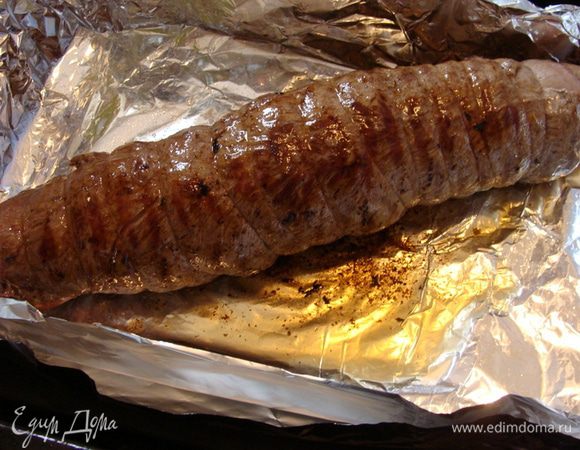 Выложить вырезку в форму и слить туда же масло со сковороды.
Для того, чтобы было все чисто потом, форму выложила фольгой в два слоя.
Поставить в разогретую до 180* духовку.
Тут тоже дело вкуса, кто-то любит медиум, кто-то хорошо прожаренное мясо...
Я делала на свой вкус.
Время запекания может колебаться от 30 минут до 60 и более. Это еще зависит от того, насколько отбито мясо.
Мне хватило 35 минут и мясо получилось хорошо прожаренное, но не потеряло цвет. 
Во время запекания советуют поливать вырезку накопившимся соком, я просто ее переворачиваю пару раз на другой бок.