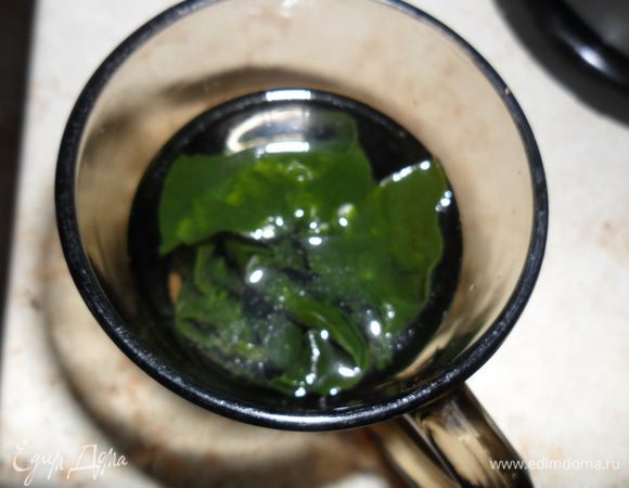 Первым делом замочить водоросли. Я использовала Вакаме 1.5 ст.л.