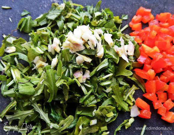 Нарезать рукколу с чесноком. Я, конечно, больше взяла чеснока, но гостям лучше не переборщить!