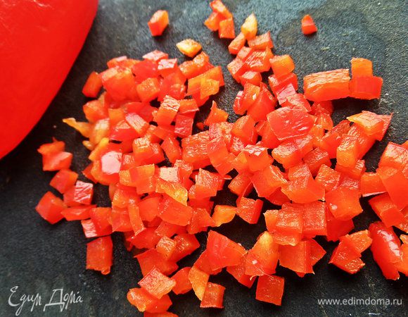 Перец нарезать кубиками. Его тоже можно под блендер пустить, но я захотела оставить кусочками!