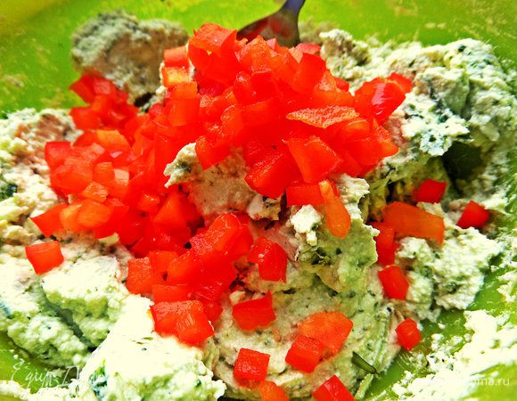 Теперь добавим перец сладкий, соль по вкусу.