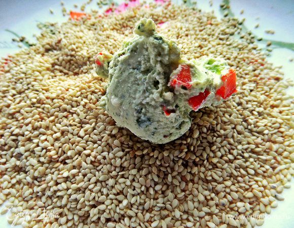 Катаем из творожной массы шарики и обваляем в поджаренном кунжуте.