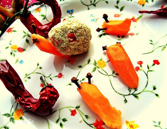 Головы из моркови получатся не сразу, надо потренироваться, но немного терпения и более-менее похоже на головки) Используйте тонкую морковь, я её держу очищенную в воде в холодильнике, поэтому она сочная и хорошо режется! Втыкаем в них осторожно рожки.