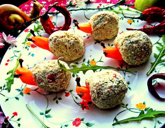 Втыкаем головы в шарики и устанавливаем на тарелке. Творога хватает на 10 шариков.