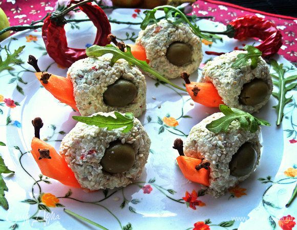 Оливки сцеживаем от рассола и втыкаем сбоку в шарик из творога, тоже осторожно, чтобы не развалить конструкцию!