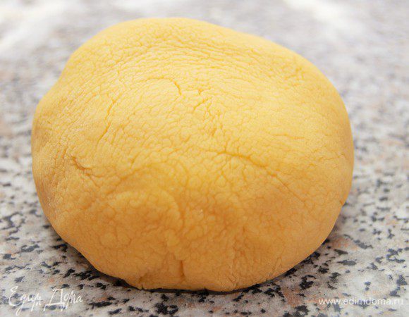 А теперь сравните фото, что называется, «до» и «после». Как вы уже догадались, на фото тесто после отбивания. Такое ощущение, что в него просто добавили муку и хорошо вымесили. Но нет. Это волшебная сила отбивания:) Заверните тесто в пищевую пленку и оставьте на 30 минут.