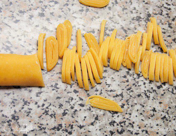 Нарезать острым ножом на небольшие сегменты.