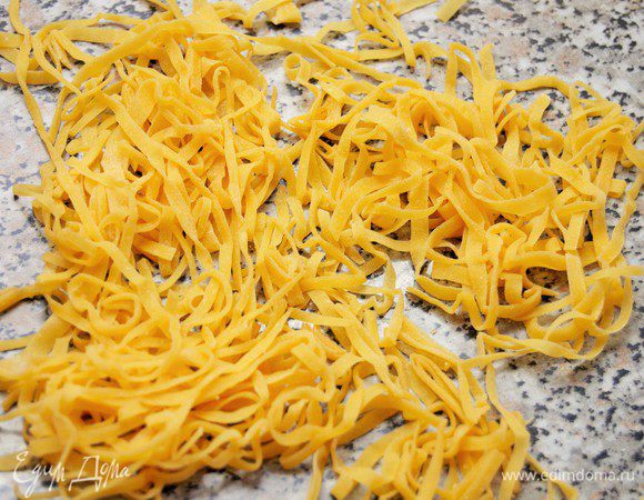 А теперь наберите небольшое кол-во лапши в руки и легонько перебирайте ее пальчиками. Рулетики сами раскрутятся.